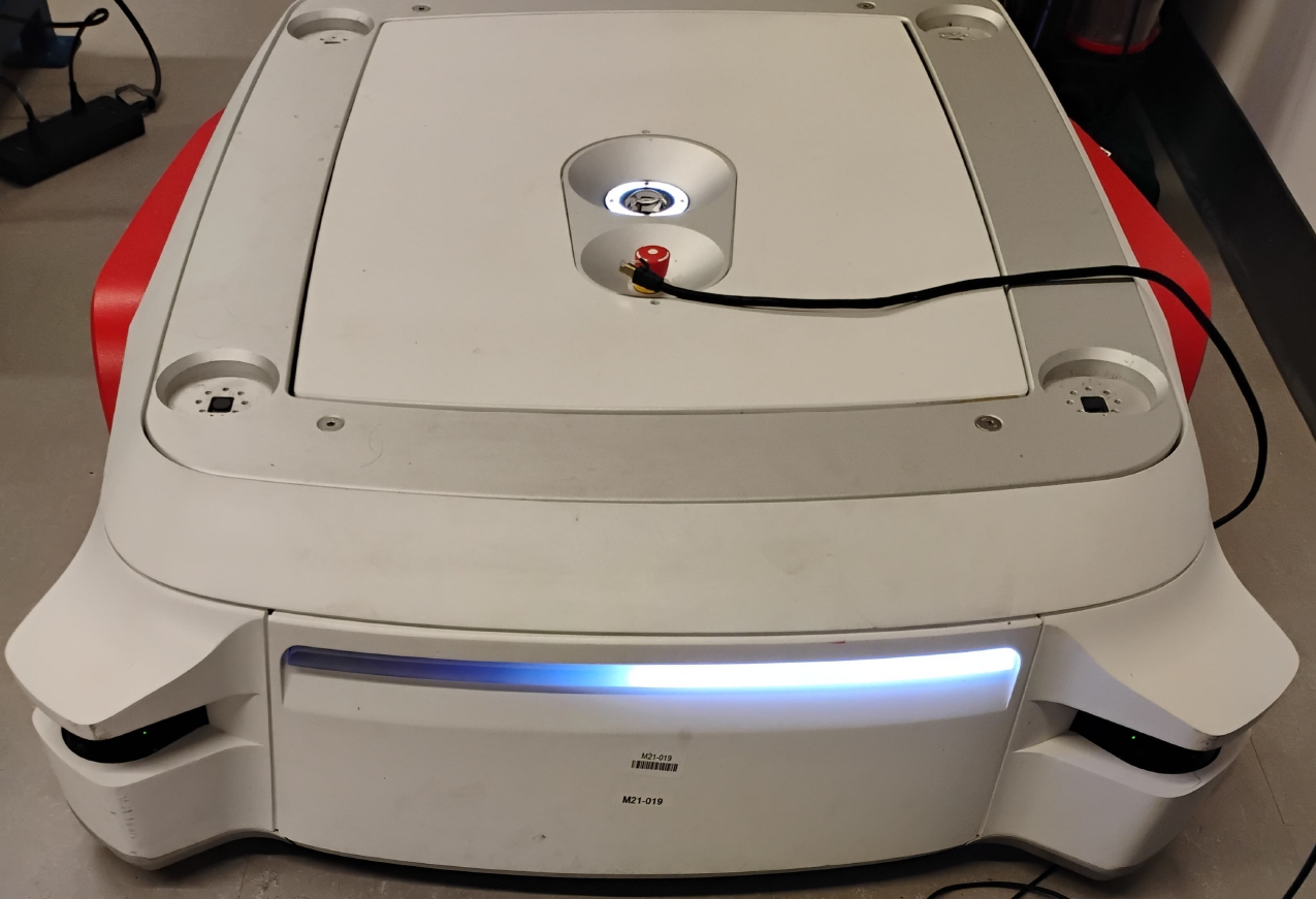 Indicator lights when powered on